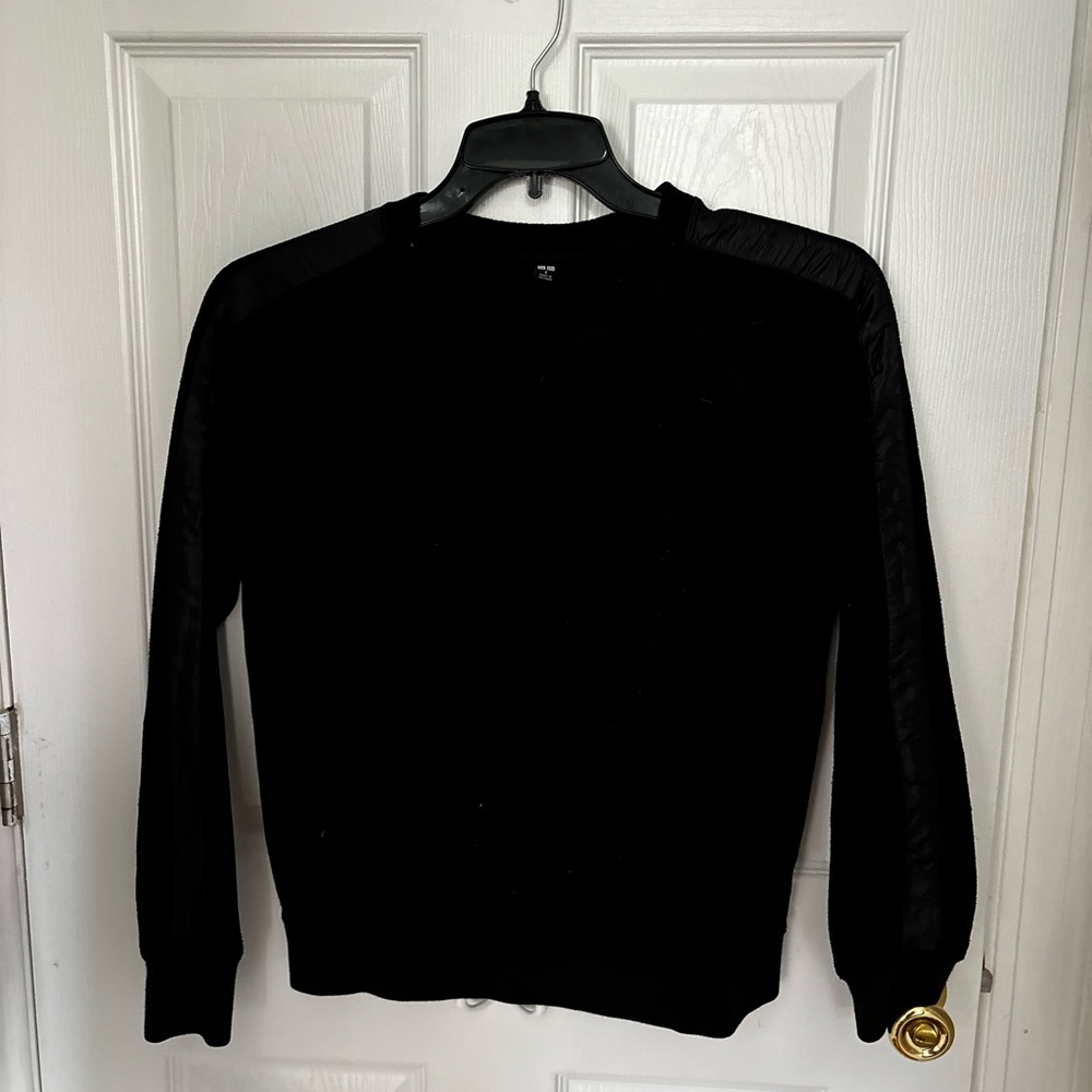Uniqlo small black sweater